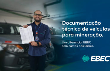 Funcionário EBEC segura lista de documentos para veículos na mineração
